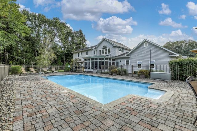 12 Canterbury Lane, Suffern, NY 10901