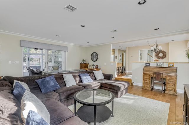 12 Canterbury Lane, Suffern, NY 10901