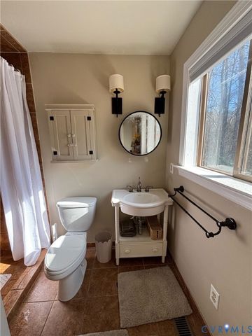 450 Newtown Rd, White Stone, VA 22578