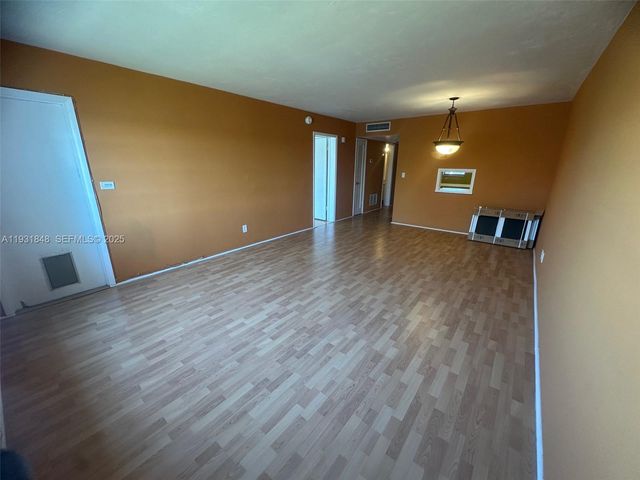 1530 NE 191st St 205, Miami, FL 33179