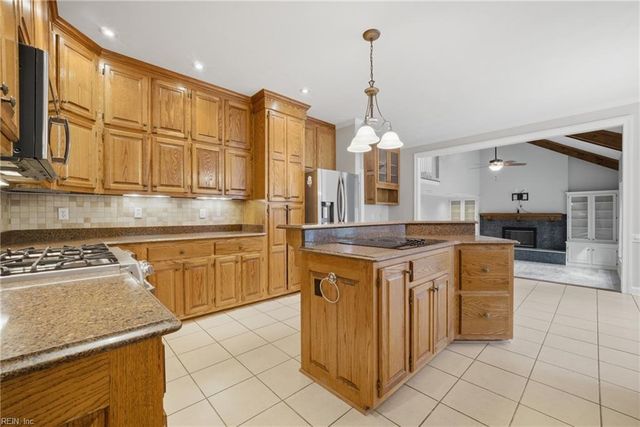 933 Forest Lakes CIR, Chesapeake, VA 23322
