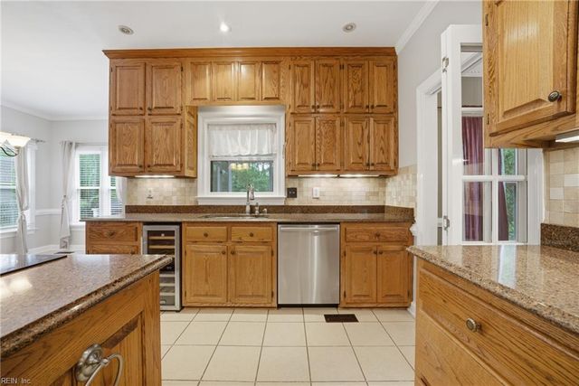 933 Forest Lakes CIR, Chesapeake, VA 23322