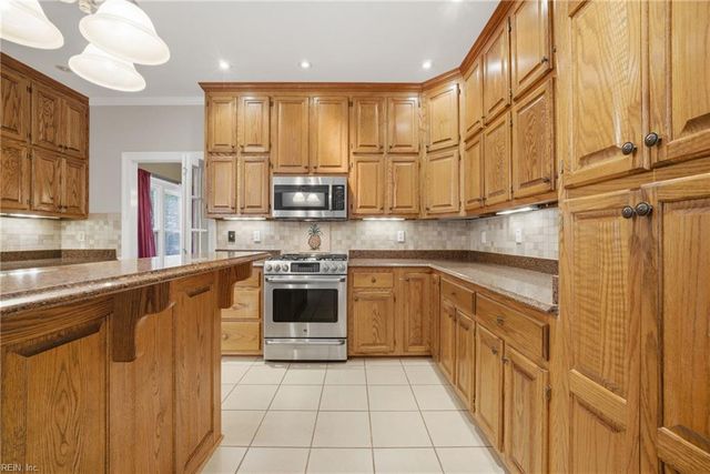 933 Forest Lakes CIR, Chesapeake, VA 23322