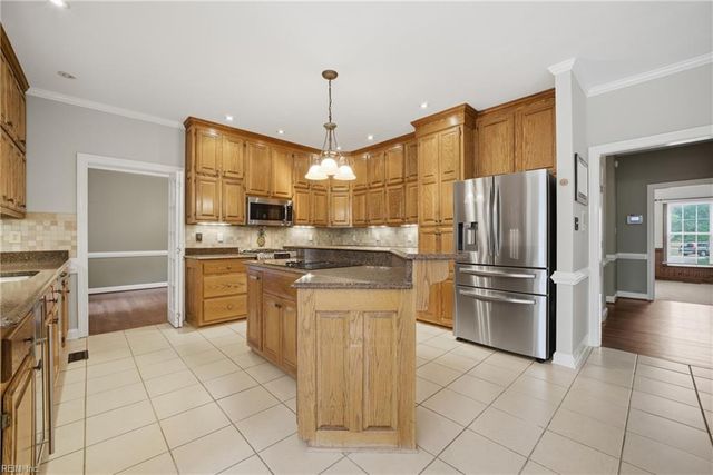 933 Forest Lakes CIR, Chesapeake, VA 23322