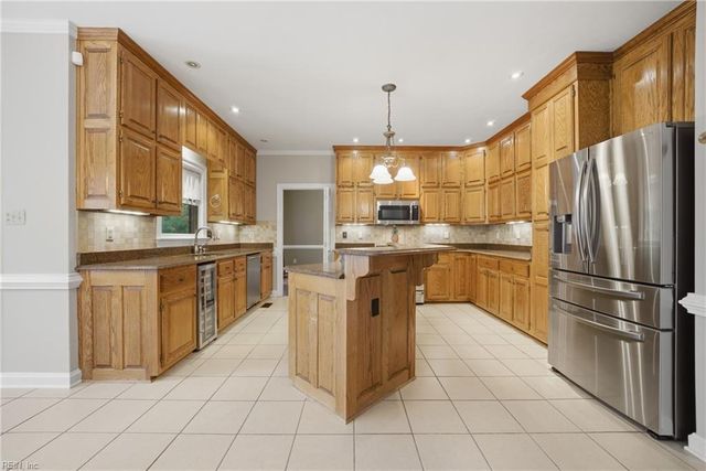 933 Forest Lakes CIR, Chesapeake, VA 23322