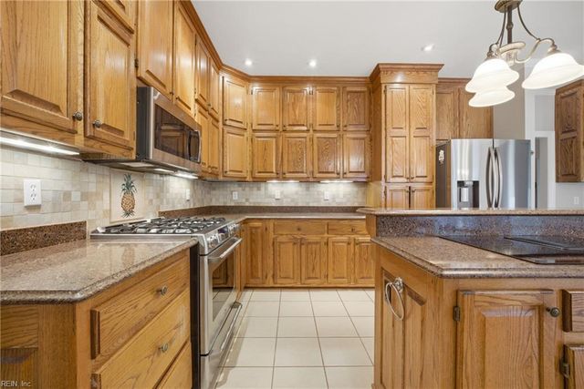 933 Forest Lakes CIR, Chesapeake, VA 23322