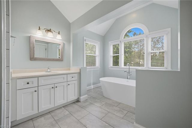 933 Forest Lakes CIR, Chesapeake, VA 23322
