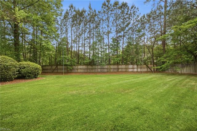 933 Forest Lakes CIR, Chesapeake, VA 23322