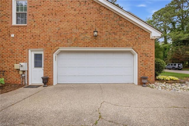 933 Forest Lakes CIR, Chesapeake, VA 23322