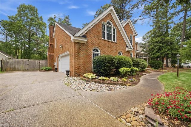 933 Forest Lakes CIR, Chesapeake, VA 23322