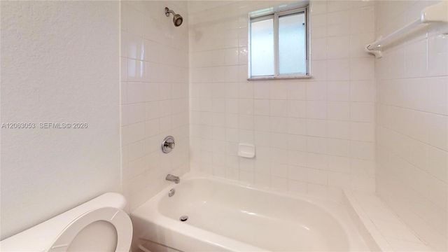2084 NE 167th St 2-102, North Miami Beach, FL 33162