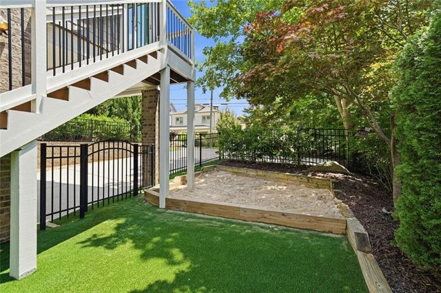 383 Peachtree Avenue NE, Atlanta, GA 30305
