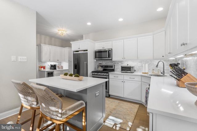 211 SHORELINE DR, Berwyn, PA 19312