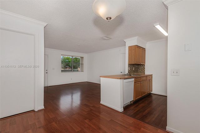 714 NW 103rd Ter 202, Pembroke Pines, FL 33026