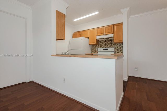 714 NW 103rd Ter 202, Pembroke Pines, FL 33026