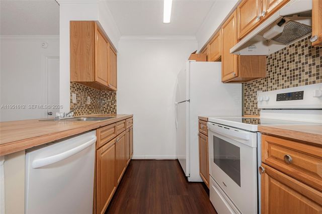 714 NW 103rd Ter 202, Pembroke Pines, FL 33026