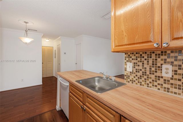 714 NW 103rd Ter 202, Pembroke Pines, FL 33026