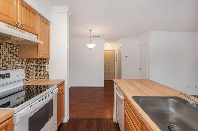 714 NW 103rd Ter 202, Pembroke Pines, FL 33026