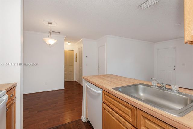 714 NW 103rd Ter 202, Pembroke Pines, FL 33026