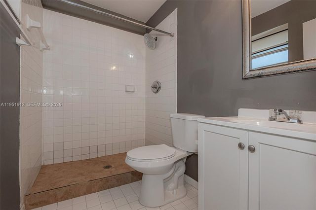 714 NW 103rd Ter 202, Pembroke Pines, FL 33026