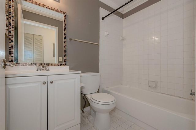 714 NW 103rd Ter 202, Pembroke Pines, FL 33026