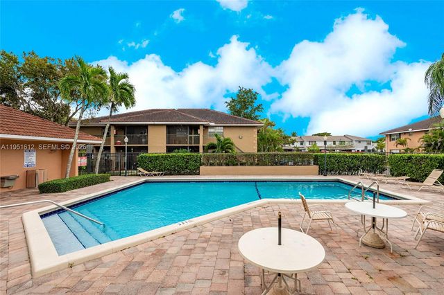 714 NW 103rd Ter 202, Pembroke Pines, FL 33026