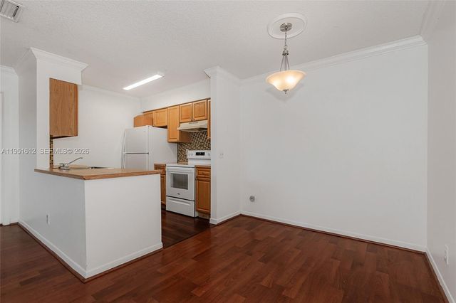 714 NW 103rd Ter 202, Pembroke Pines, FL 33026