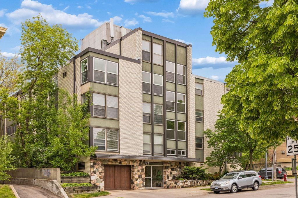 821 Douglas Avenue 205, Minneapolis, MN 55403