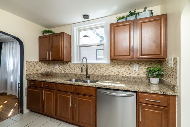 4151 Queen Avenue N, Minneapolis, MN 55412