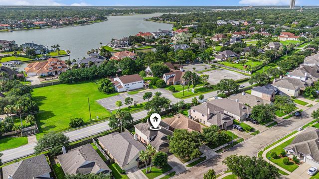 1726 Roaring Springs Lane, Seabrook, TX 77586