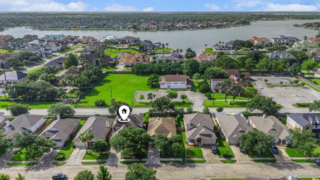 1726 Roaring Springs Lane, Seabrook, TX 77586