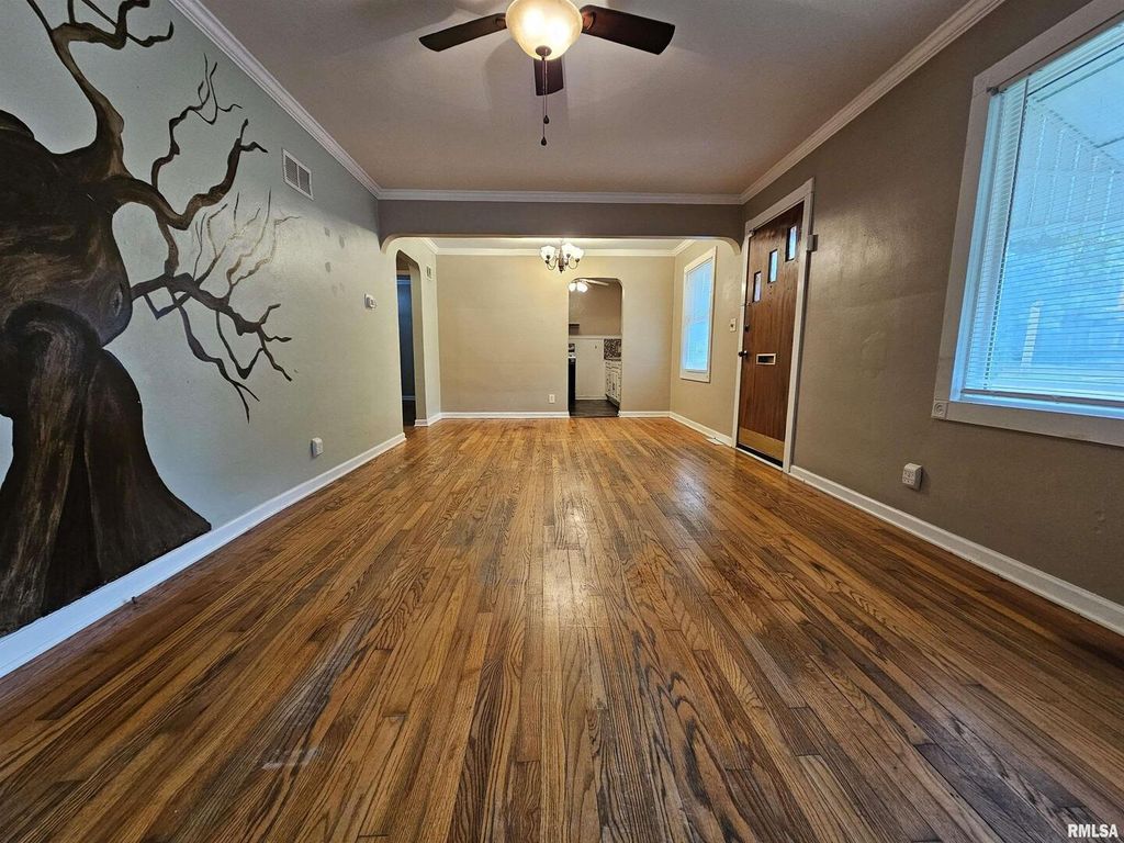 Image 11 of property listing at 713 N 10TH Street, Mt Vernon, IL 62864