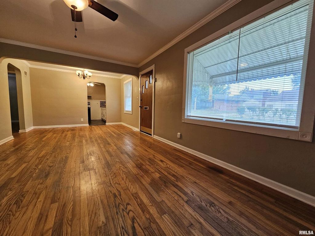 Image 12 of property listing at 713 N 10TH Street, Mt Vernon, IL 62864