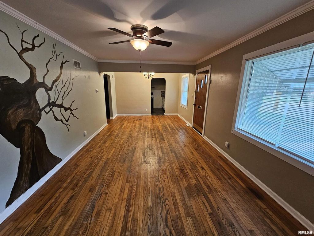 Image 13 of property listing at 713 N 10TH Street, Mt Vernon, IL 62864