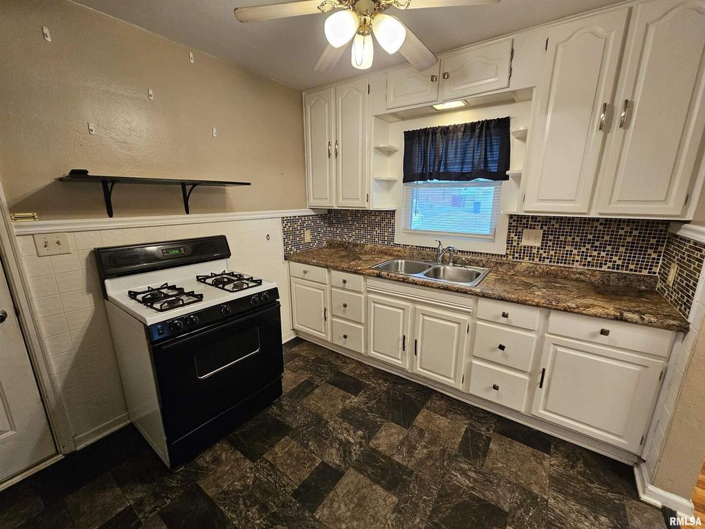 Image 15 of property listing at 713 N 10TH Street, Mt Vernon, IL 62864