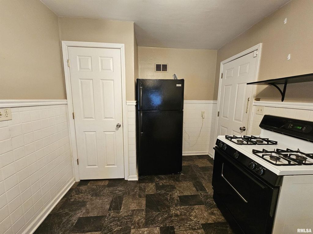 Image 17 of property listing at 713 N 10TH Street, Mt Vernon, IL 62864