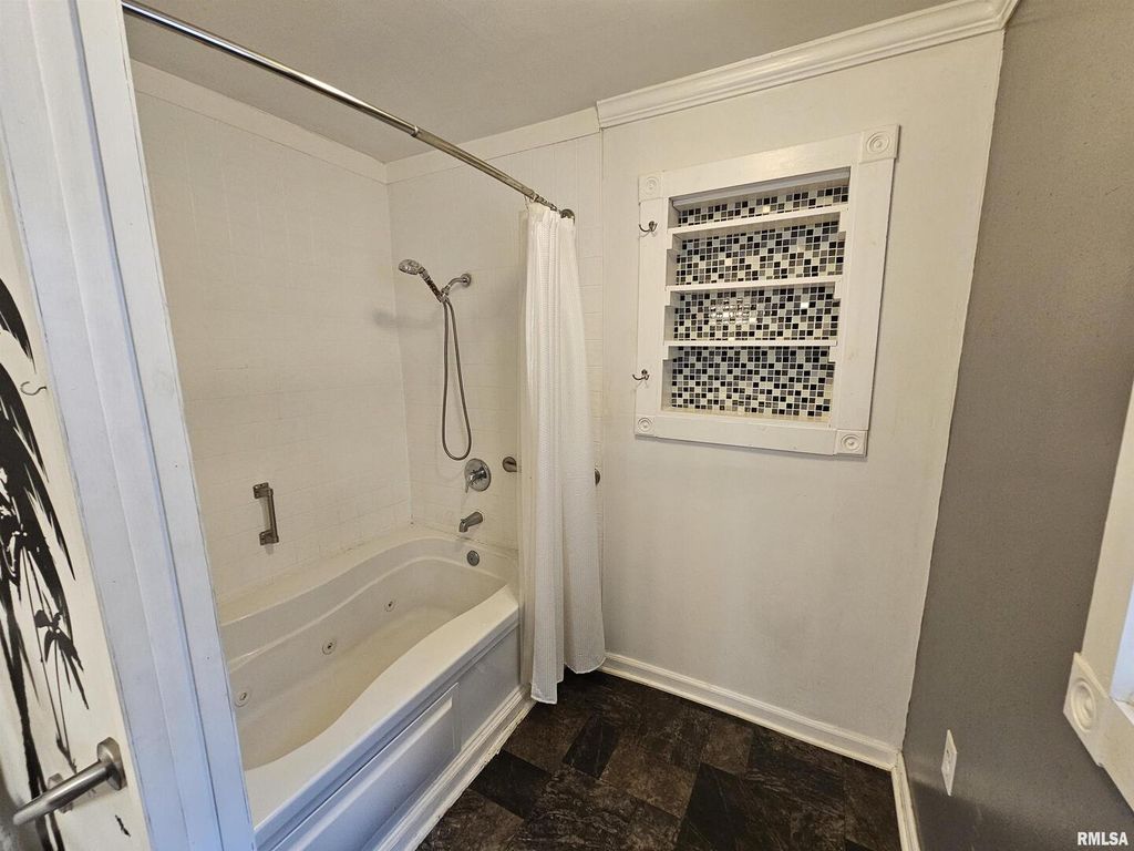 Image 23 of property listing at 713 N 10TH Street, Mt Vernon, IL 62864