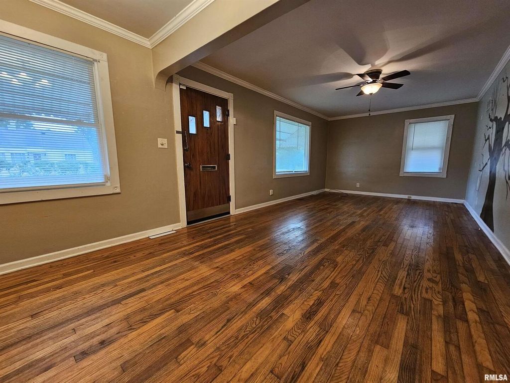 Image 10 of property listing at 713 N 10TH Street, Mt Vernon, IL 62864