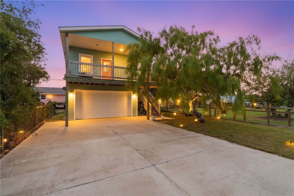 379-380 Royal Oak, Rockport, TX 78382 — exterior