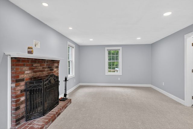 10 Virginia Rd, Tyngsborough, MA 01879