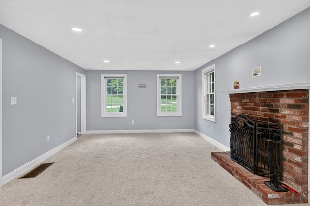 10 Virginia Rd, Tyngsborough, MA 01879
