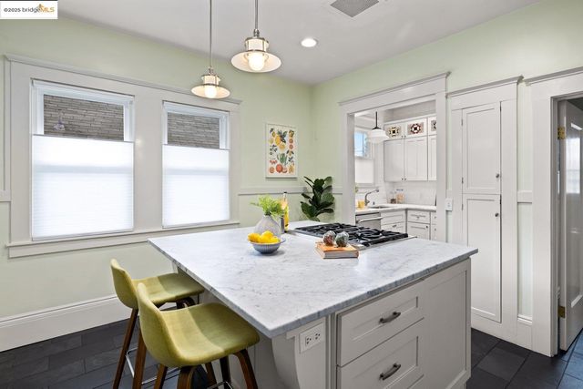 1076 61St St, Oakland, CA 94608