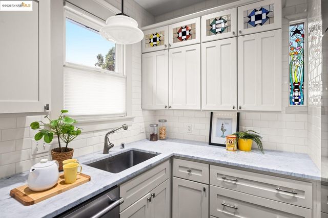 1076 61St St, Oakland, CA 94608