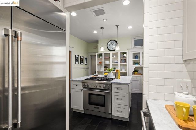 1076 61St St, Oakland, CA 94608