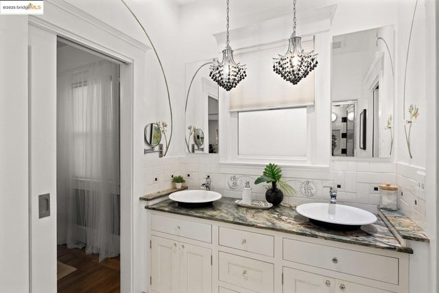 1076 61St St, Oakland, CA 94608