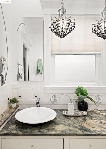 1076 61St St, Oakland, CA 94608