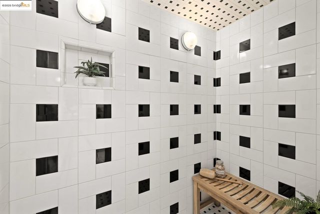 1076 61St St, Oakland, CA 94608