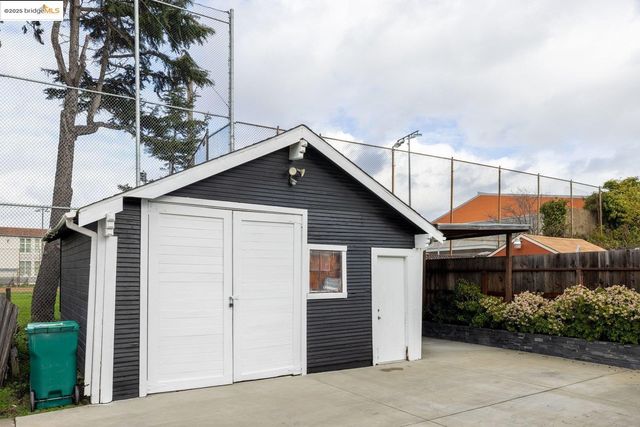 1076 61St St, Oakland, CA 94608