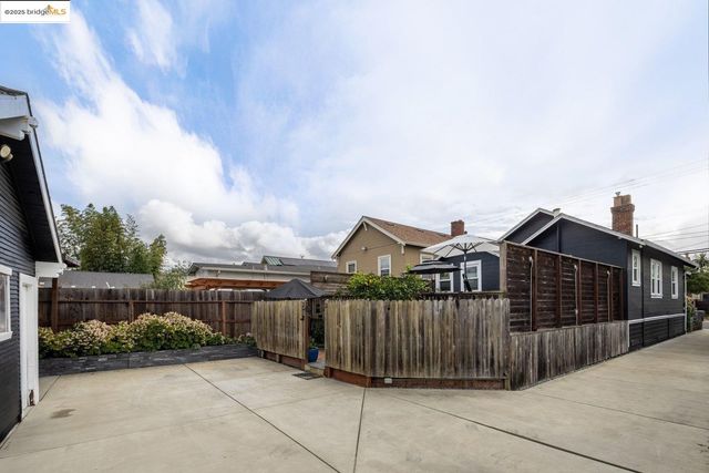 1076 61St St, Oakland, CA 94608