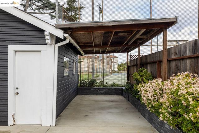 1076 61St St, Oakland, CA 94608